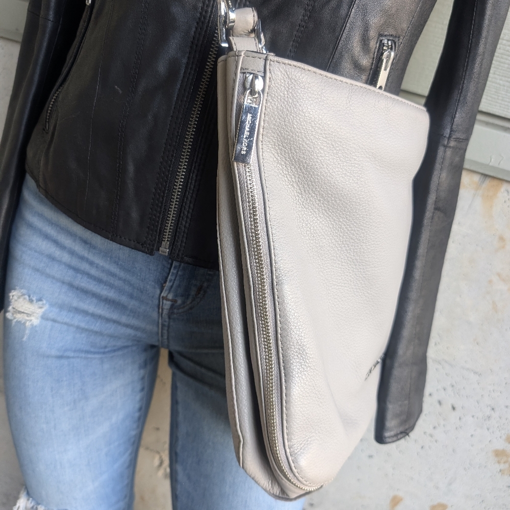Michael Kors Large Essex Convertable Leather Bag - Picture 12 of 16